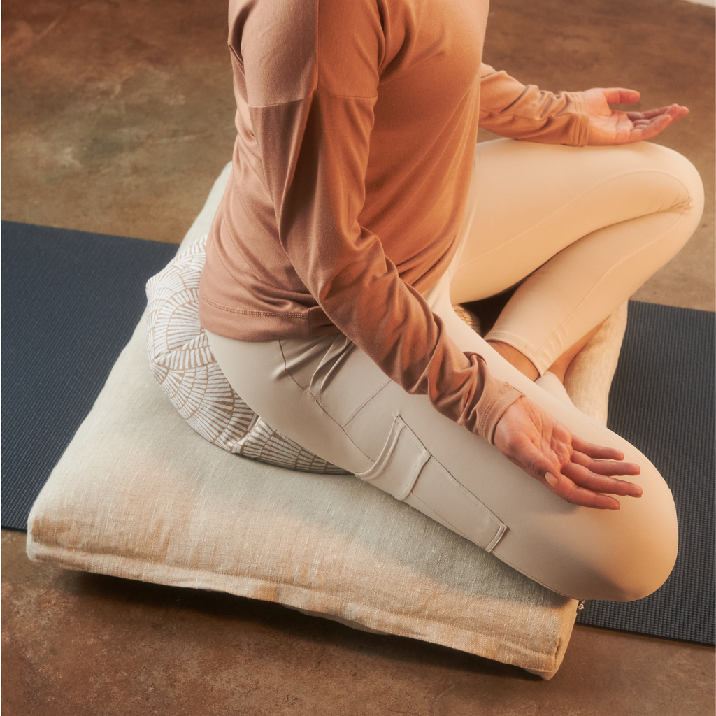 Person sitting on Terra/Natural Linen Sit Set