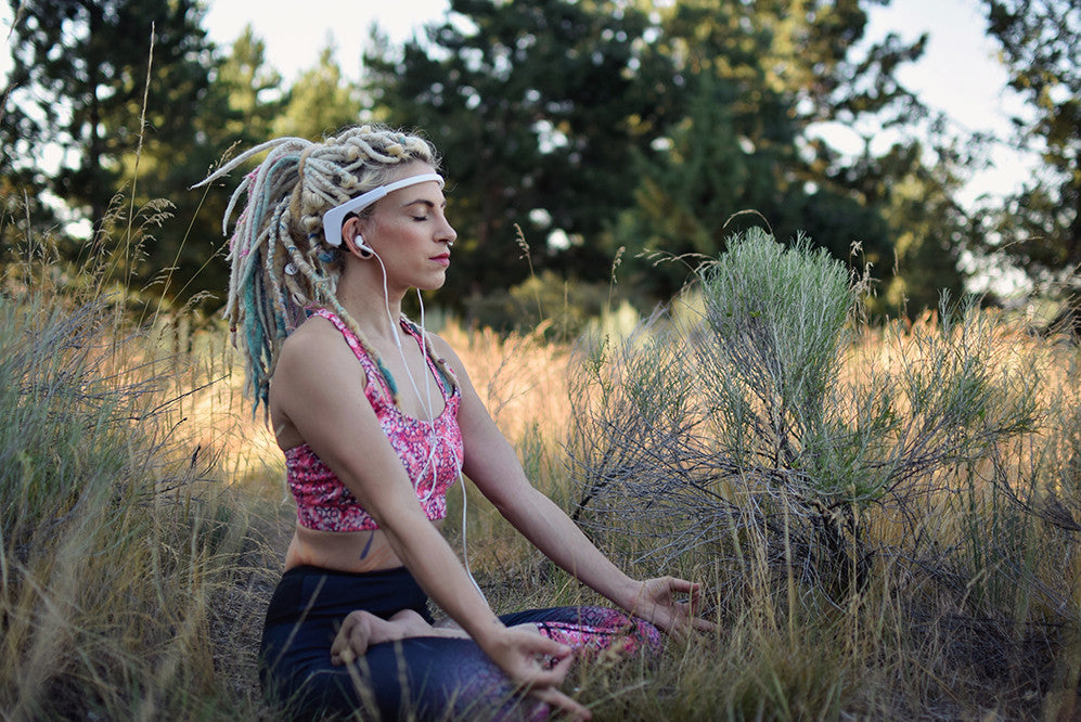 The Giving Mom meditates outdoors using Muse: The Brain Sensing Headband