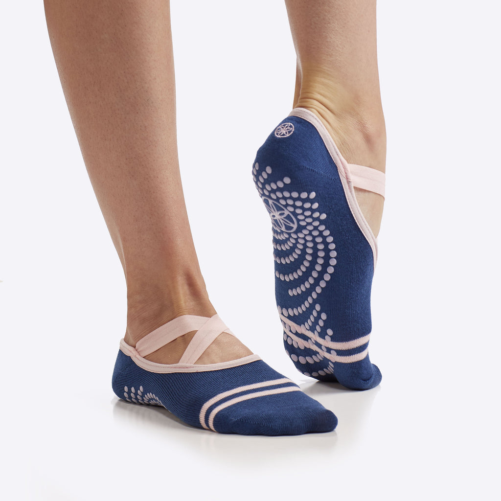 Grippy Yoga-Barre Socks dark blue on model